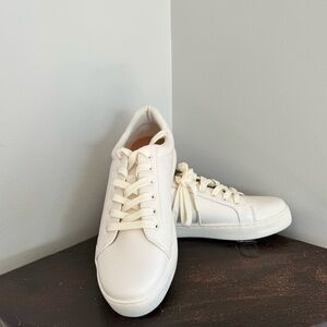 Banana Republic off-white lace-up sneaker